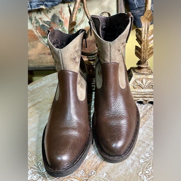 EUC Born “Capri” Leather and Suede Cowgirl Ankle Bootie Size 6.5/37 - Picture 2 of 13